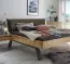 Neras massief houten bed met omgekeerde houten loper, hier met stoffen hoofdeinde