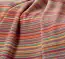 Pluche deken in kleurrijk streepdesign
